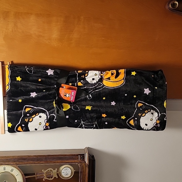 Hello Kitty Holloween Throw Blanket - Picture 6 of 6